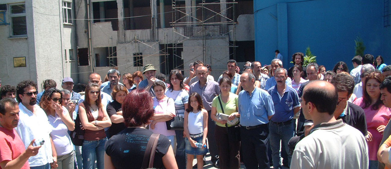 Bebe�ini yitiren �ift i�in yap�lan bas�n a��klamas�na kat�lanlar /18.6.2005